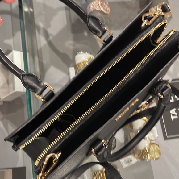 Michael Kors Sheila Medium Center Zip Satchel Crossbody Bag
NWT - Picture 13 of 16